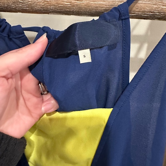 Woman’s top - Picture 2 of 3